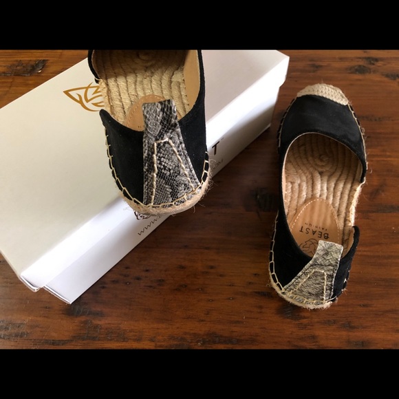 Black Beast Fashion Nova flats - Picture 3 of 5
